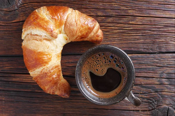 Nybakad Croissant Och Kopp Kaffe Trä Bakgrund Ovanifrån — Stockfoto