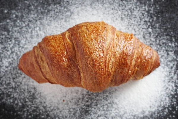 Frisch Gebackenes Croissant Auf Schwarzem Hintergrund Mit Mehl Draufsicht Selektiver — Stockfoto