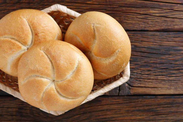 Hasır Kapta Küçük Buğday Ekmeği Ahşap Arka Planda Üst Manzarada — Stok fotoğraf