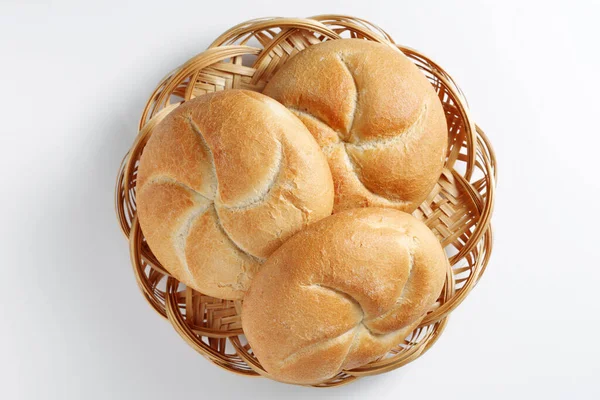 Broodjes Klein Tarwebrood Rieten Bord Witte Achtergrond Bovenaanzicht — Stockfoto