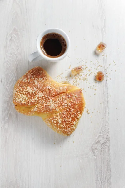 Süßes Brötchen Und Tasse Kaffee Auf Dem Tisch Draufsicht — Stockfoto
