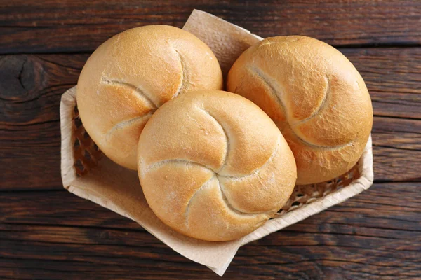 Hasır Kasede Küçük Buğday Ekmeği Ahşap Arka Planda Üst Manzara — Stok fotoğraf