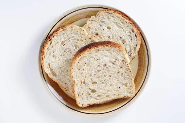 烤面包 盘中种子 白色背景 顶部视图 — 图库照片
