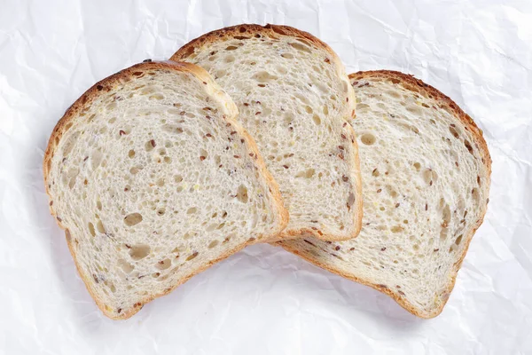 Drei Toastscheiben Mit Samen Auf Weißem Zerknüllten Papierhintergrund Ansicht Von — Stockfoto
