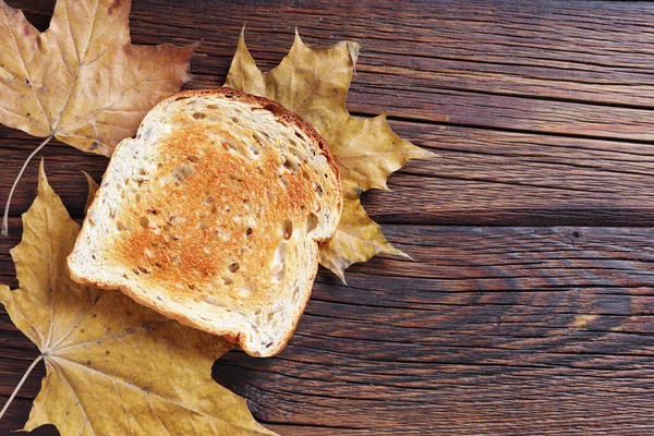 Gegrilltes Toastbrot Auf Holzgrund Mit Herbstblättern Von Oben — Stockfoto