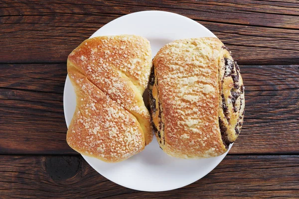 Twee Verse Zoete Broodjes Plaat Houten Achtergrond Bovenaanzicht — Stockfoto