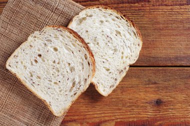 Tohumlu tost, ahşap masada, fotokopi alanı ile üst görünüm
