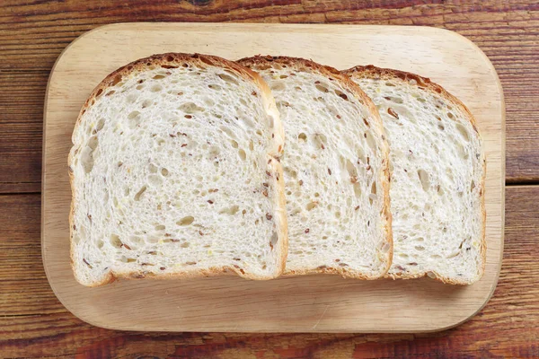 Toast Mit Samen Auf Schneidebrett Auf Dem Tisch Draufsicht — Stockfoto