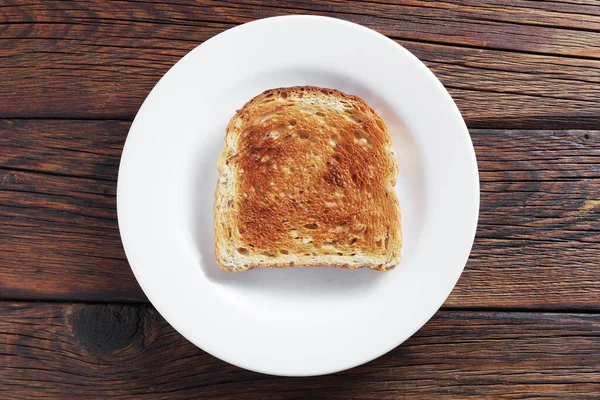 Ψητό Φρυγανισμένο Ψωμί Πιάτο Ξύλινο Φόντο Πάνω Όψη — Φωτογραφία Αρχείου