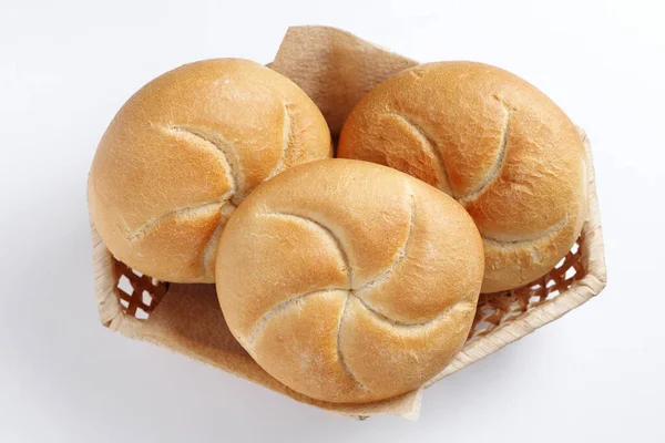 Пшеничный Хлеб Плетеной Чаше Белом Фоне Вид Сверху — стоковое фото