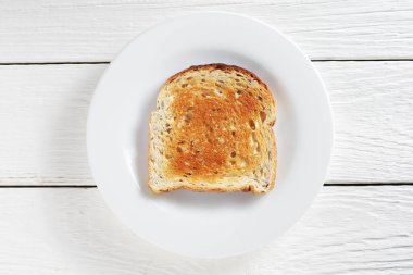 Beyaz ahşap masada ızgara ekmek, üst manzara.