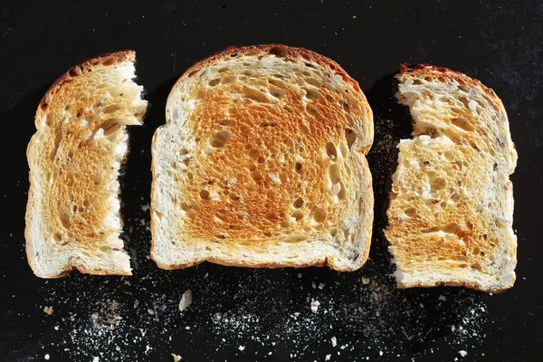 Teljes Két Fél Grillezett Pirítós Fekete Fémtálcán Közelről Felülnézetből — Stock Fotó