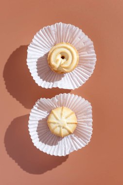 Kahverengi arka planda taze ve lezzetli bisküviler.