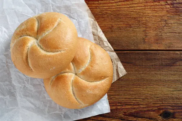 Twee Broden Klein Tarwebrood Verfrommeld Papier Houten Ondergrond Bovenaanzicht Met — Stockfoto