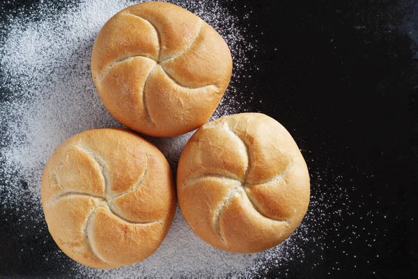 Broodjes Klein Tarwebrood Achtergrond Van Zwart Metalen Dienblad Met Bloem — Stockfoto