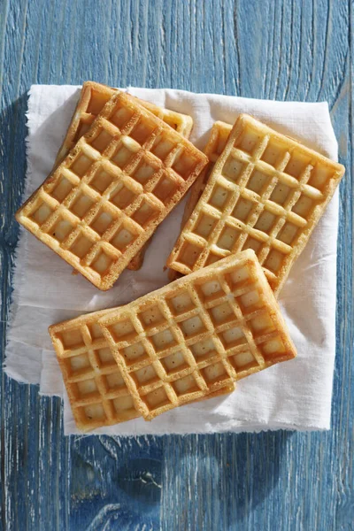 Nybakade Våfflor Blått Träbord Ovanifrån — Stockfoto