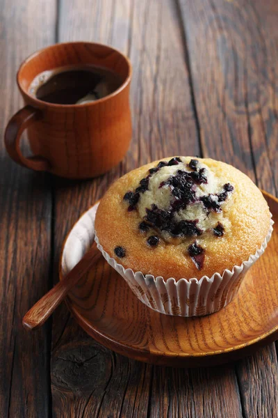 Cupcake Mit Blaubeere Und Tasse Kaffee Auf Holzteller Auf Dem — Stockfoto