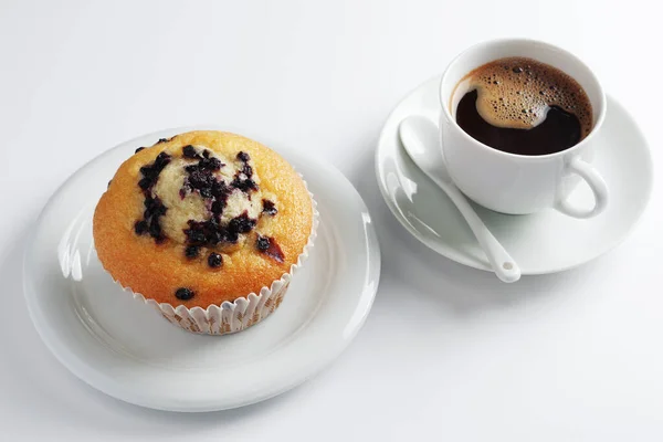 Borůvkový Muffin Šálek Kávy Bílém Pozadí — Stock fotografie