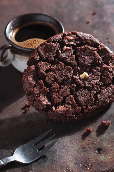 Large Chocolate Fudge Cookie Cup Coffee Old Metal Background Top — Stock Photo, Image