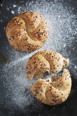 Siyah metal tepside keten tohumlu çörekler.