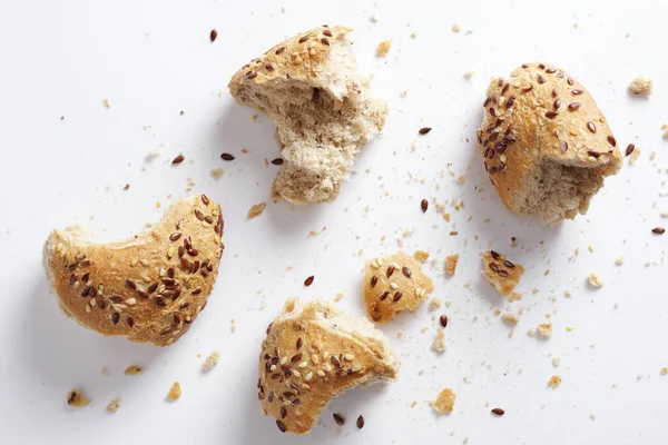 Brotscheiben Mit Leinsamen Und Krümeln Auf Weißem Hintergrund Ansicht Von — Stockfoto