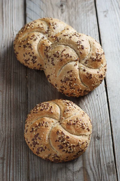 Broodjes Klein Brood Met Lijnzaad Houten Ondergrond — Stockfoto