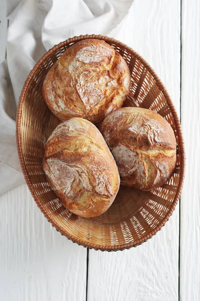 Broodjes Klein Brood Rieten Schaal Witte Tafel Bovenaanzicht — Stockfoto