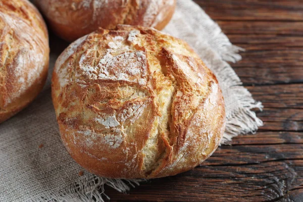 Küçük somunlar ahşap masa üzerinde yakın plan