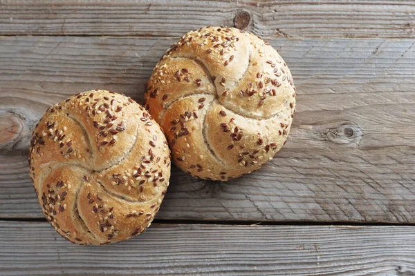 Ahşap Zemin Üzerinde Keten Tohumlu Küçük Ekmek Üst Görünüm — Stok fotoğraf