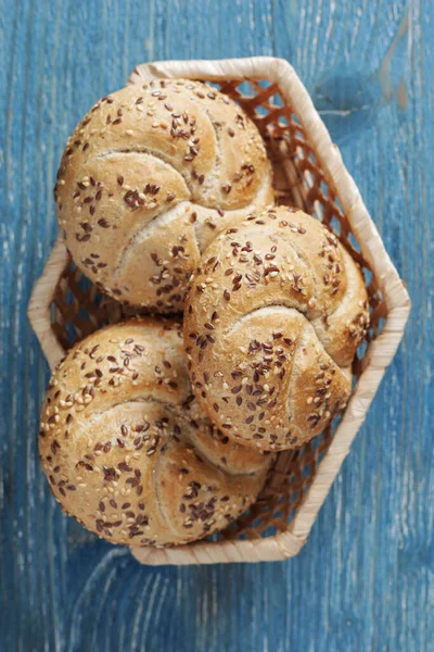 Broodjes Klein Brood Met Lijnzaad Rieten Schaal Blauwe Houten Tafel — Stockfoto