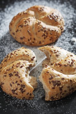 Siyah metal tepside keten tohumlu çörekler.