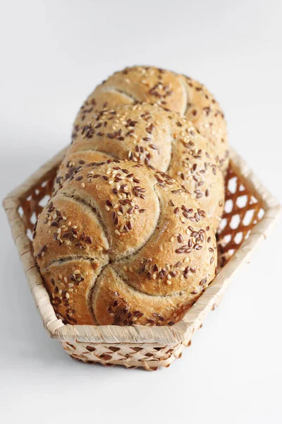 Brood Met Lijnzaad Rieten Kom Witte Ondergrond — Stockfoto