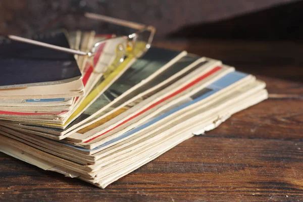 Oude Tijdschriften Staan Houten Tafel Met Leesbril — Stockfoto