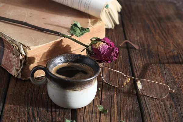 Tasse Kaffee Und Altes Buch Auf Holztisch — Stockfoto
