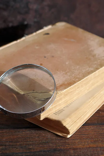 Eski Bir Kitap Tahta Bir Masanın Üzerinde Hoparlörde Yatıyor — Stok fotoğraf