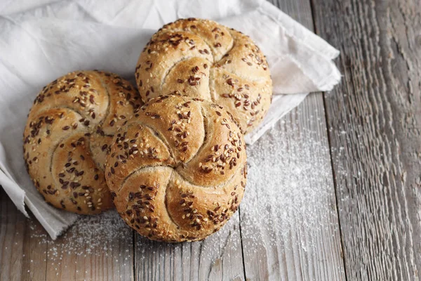 Vers Gebakken Broodjes Met Lijnzaad Rustieke Houten Tafel — Stockfoto