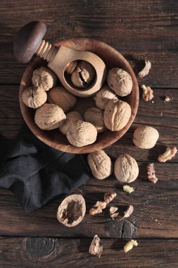 Kasede ceviz ve fındık kırıcı, koyu ahşap masa, üst manzara.