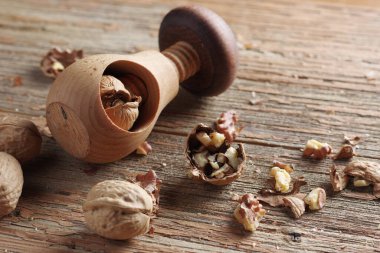 Eski ahşap arka planda ceviz ve fındıkkıran