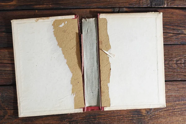 旧书的封面在木制桌子上 顶部有复印空间 — 图库照片