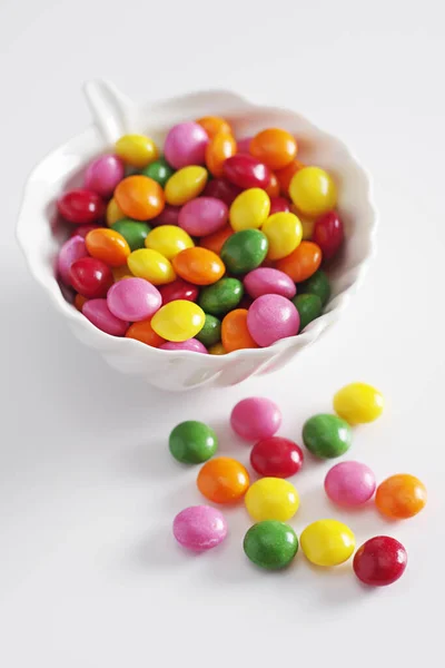 Πολύχρωμες Καραμέλες Skittles Μπολ Λευκό Φόντο — Φωτογραφία Αρχείου