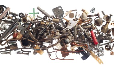 Paslı fındık yığını, civata ve diğer parçalar beyaz arka planda, üst görünümde izole