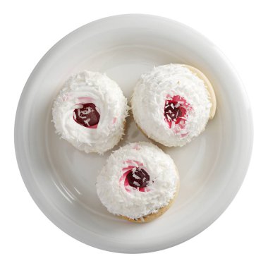 Beyaz arkaplanda izole edilmiş bir tabakta hindistan cevizli kekler, üst görünüm