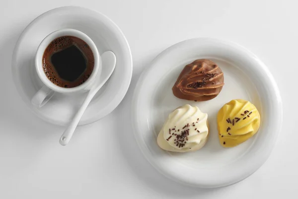 Застекленное Печенье Шоколадными Брызгами Чашкой Кофе Белом Фоне Вид Сверху — стоковое фото