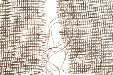 Çuval bezi dokusu beyaz arkaplanda izole edildi, üst görünüm