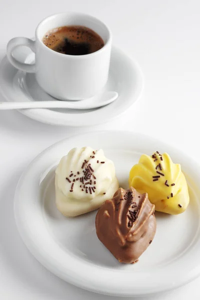 Застекленное Печенье Шоколадными Брызгами Чашкой Кофе Белом Фоне — стоковое фото