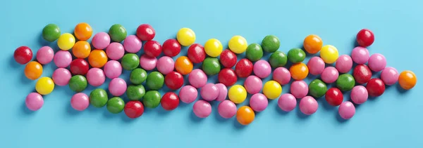 Πολύχρωμες Καραμέλες Skittles Μπλε Φόντο Κορυφαία Προβολή — Φωτογραφία Αρχείου