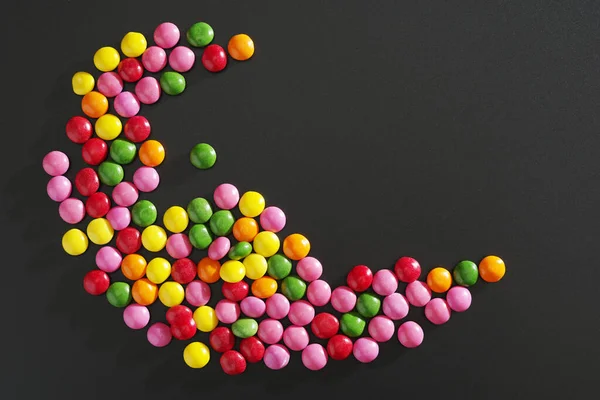 Πολύχρωμες Καραμέλες Skittles Μαύρο Φόντο Κορυφαία Προβολή — Φωτογραφία Αρχείου