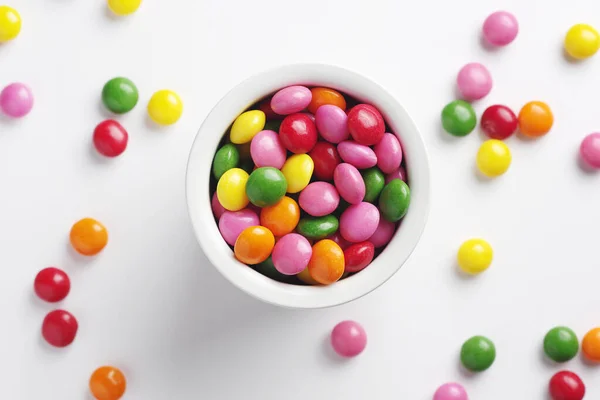 Πολύχρωμες Καραμέλες Skittles Μπολ Λευκό Φόντο Top View — Φωτογραφία Αρχείου