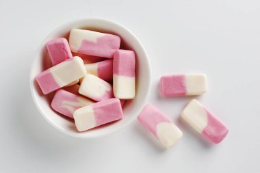 Beyaz arka planda meyveli şekerleme kasesi, üst manzara.