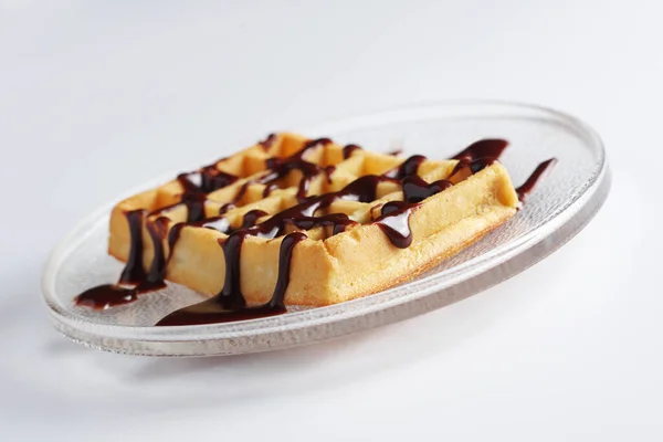 Waffel Mit Schokoladensauce Auf Einem Glasteller Auf Weißem Hintergrund — Stockfoto